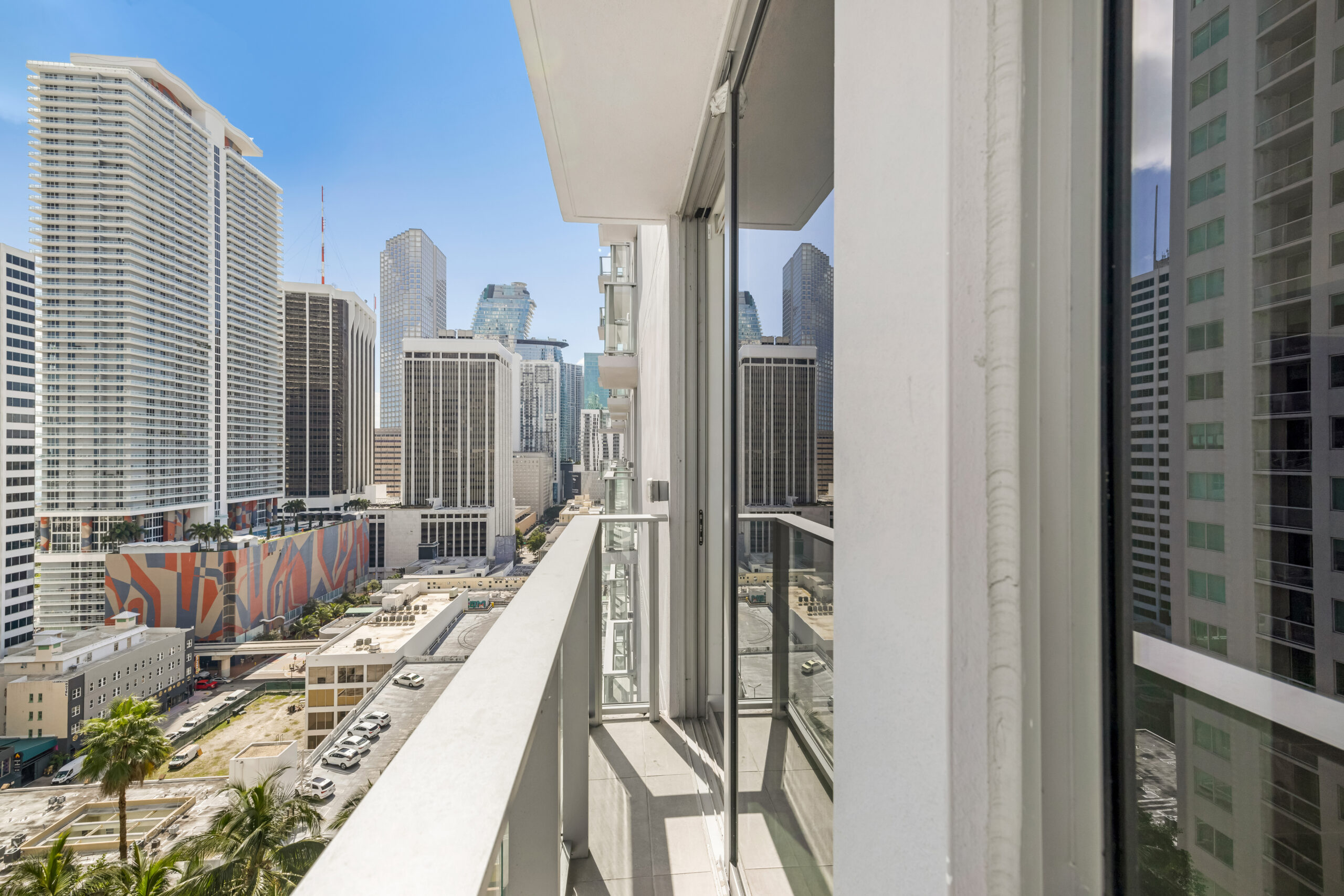 Scopri di più sull'articolo Miami: l’epicentro del lusso abitativo nel 2025 tra dinamismo culturale, architettura e stile di vita senza pari