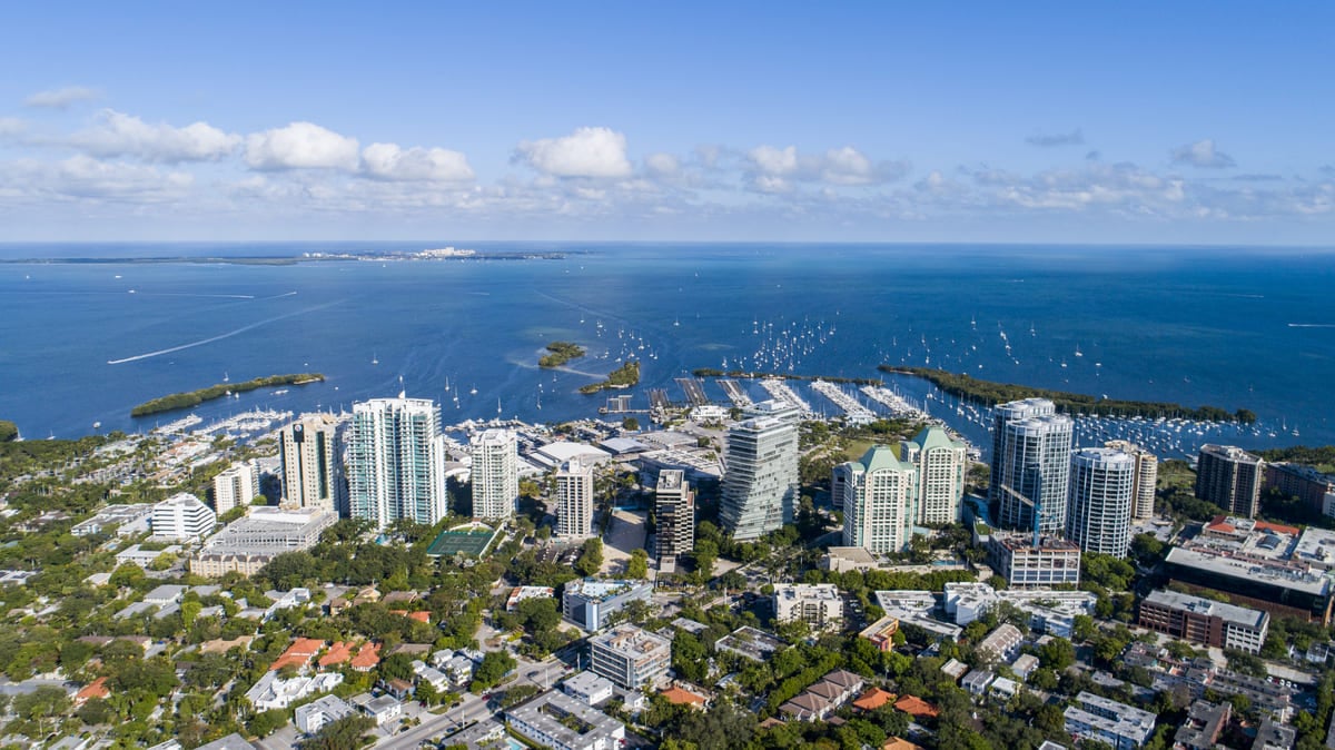 Scopri di più sull'articolo La top model Elle Macpherson vende la sua tenuta di Coral Gables per 18,5 milioni di dollari (Fonte: The Real Deal)