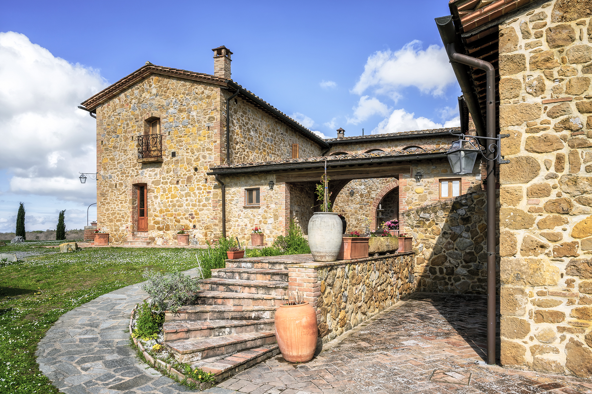 Read more about the article Revolutionary Market Analysis Reveals: Manhattan Condo Price Could Secure a Majestic Tuscan Villa