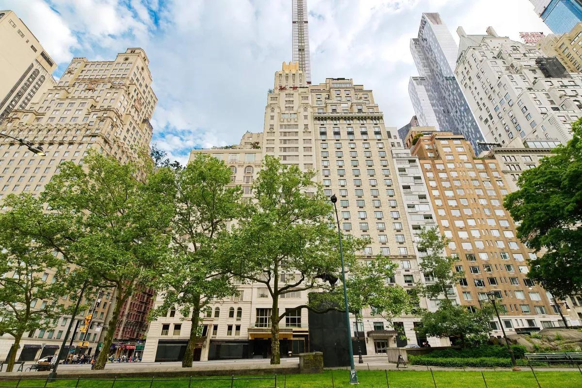 Read more about the article Half-Empty Haven: The Elite’s Luxury Tower in New York Struggles to Fill Up (Wall Street Journal)